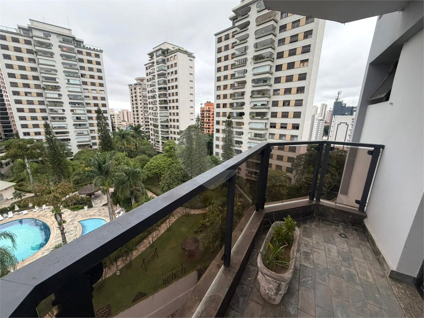 Apartamento com 3 suítes no Jardim França