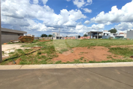 Lote à Venda em São Carlos, no Condomínio Villeneuve I