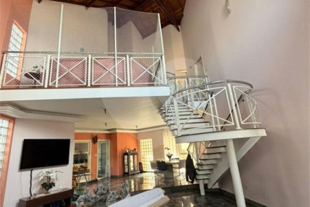 Casa à venda com 4 quartos, sendo 2 suítes, no condomínio Milennium, Valinhos - SP
