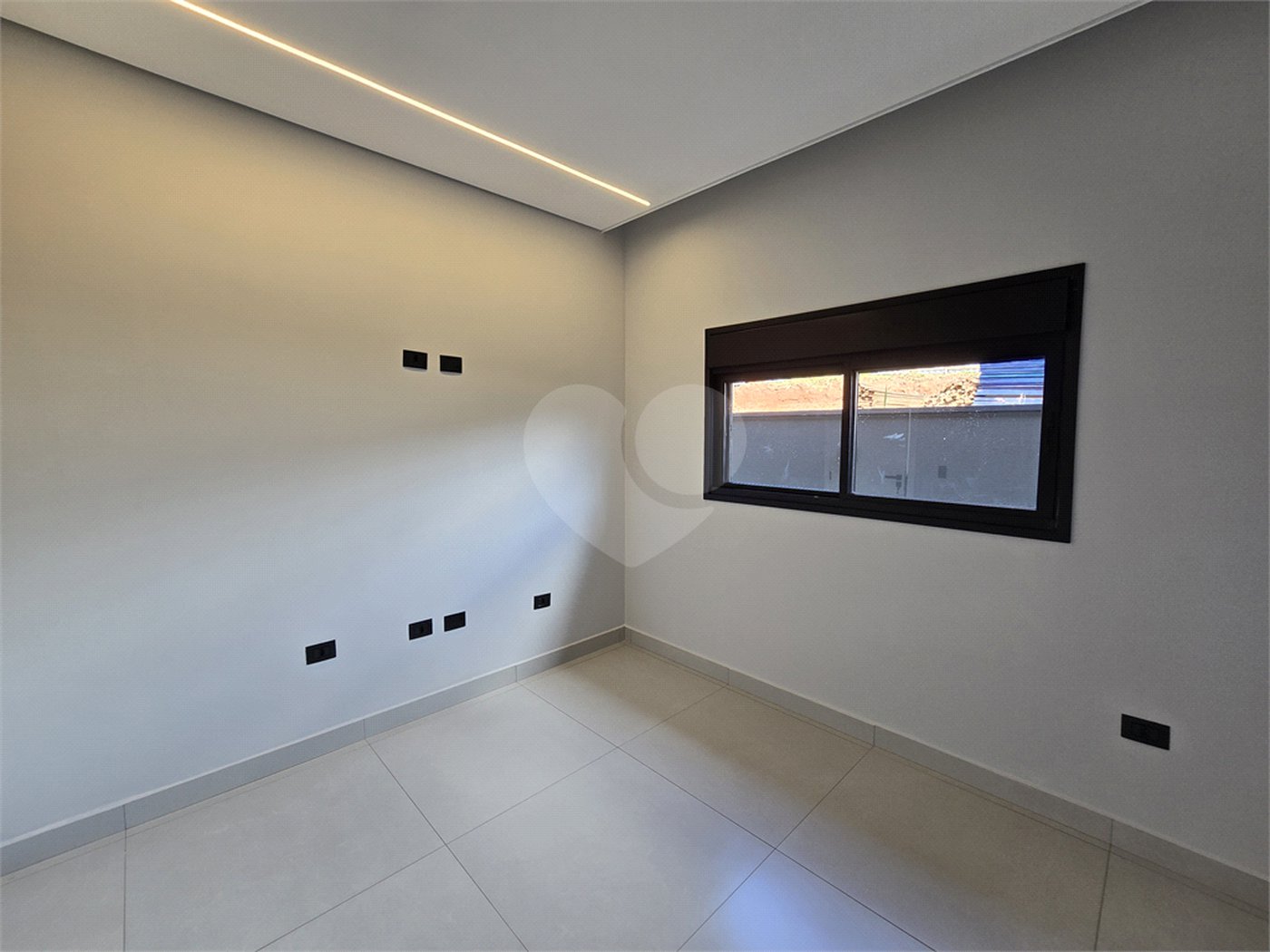 Maravilhosa Casa térrea em condomínio fechado no Portal Lamis, com 3 suítes, piscina privativa e persianas elétricas em excelente condomínio com salão de festas, piscina, quadras de tênis, beach tênis e campo de futebol. Vista cinematográfica da Pedra Grande.