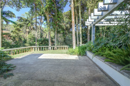 Casa para alugar com 5 quartos, sendo 3 suítes, no condomínio Chácara Flora, São Paulo - SP