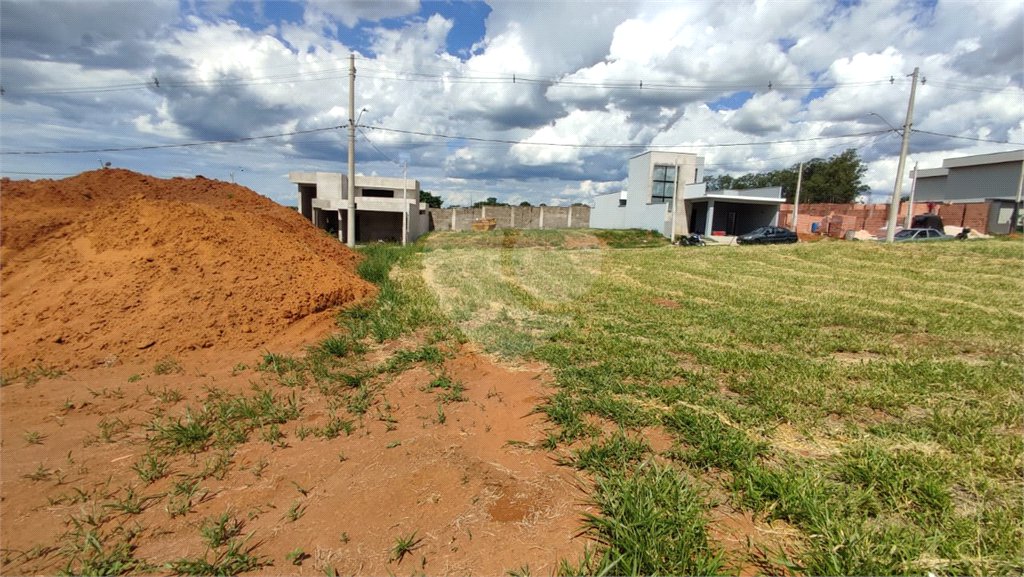 Lote à Venda em São Carlos, no Condomínio Villeneuve I