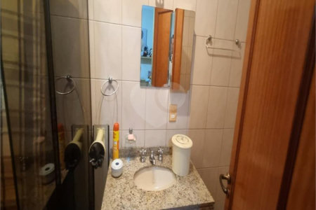 Sobrado à Venda na Aclimação - 150 m² - 2 Salas, 3 Dorms, 2 Vagas.