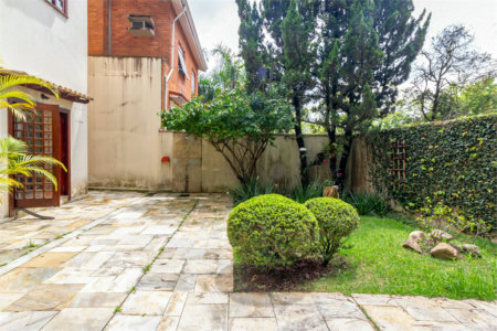 Casa à venda com 4 quartos, sendo 3 suítes,  no condomínio Vila das Flores, São Paulo - SP