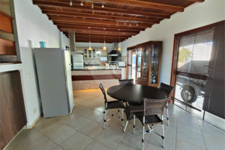 Casa à venda com 7 quartos, sendo 4 suítes, no condomínio Riviera de Santa Cristina XIII, Paranapanema - SP