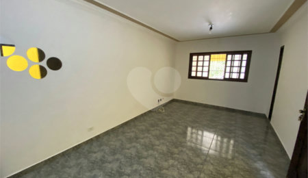 Sobrado à venda com 3 quartos, sendo 1 suíte, em Vila dos Remédios, São Paulo, SP