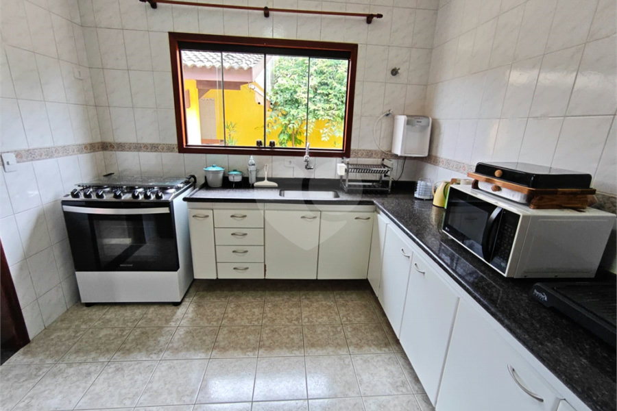Casa à venda com 4 quartos, sendo 2 suítes,  em Country Residencial Felix, Bom Jesus dos Perdões, SP