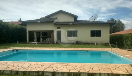 Casa à venda com 4 quartos, sendo 1 suíte, no condomínio Village da Serra, Araçoiaba da Serra - SP