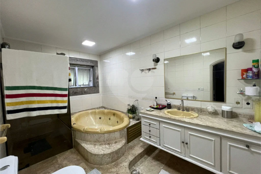 Casa à venda com 6 quartos, sendo 5 suítes, no condomínio Alpes da Cantareira, Mairiporã - SP