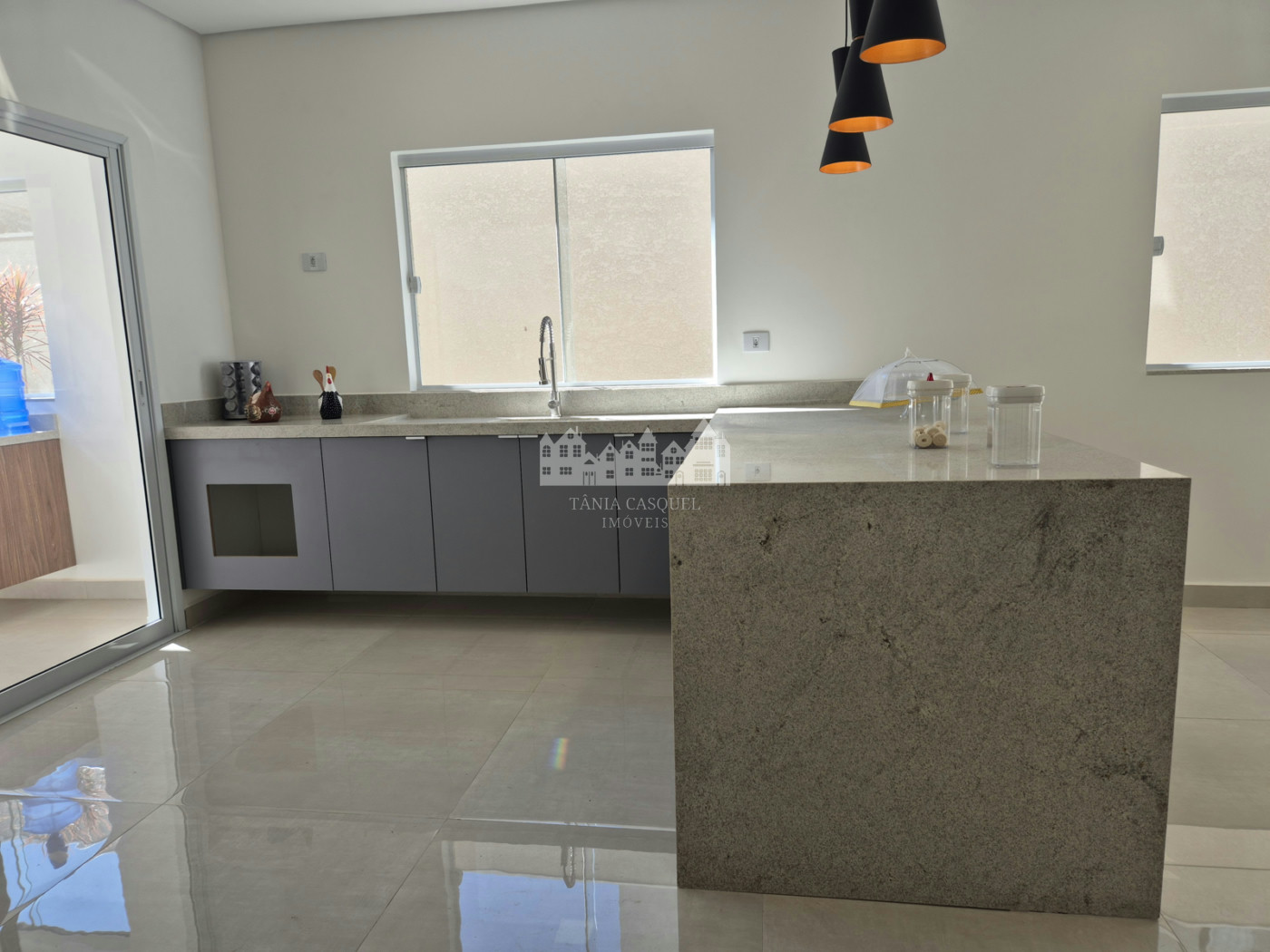Casa à venda com 4 quartos, sendo 3 suítes, em Vila Petrópolis, Atibaia, SP