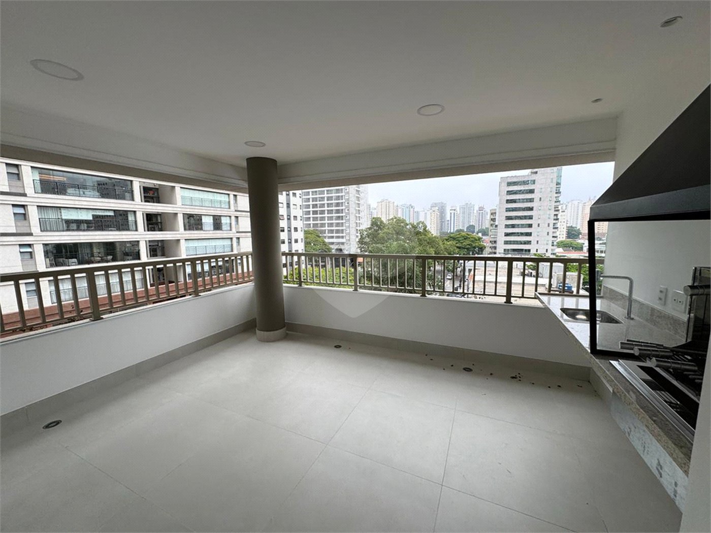 Apartamento à venda com 3 suítes em Moema, São Paulo, SP