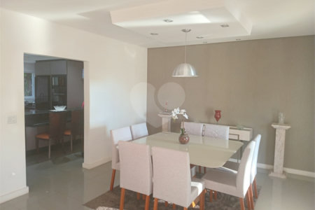 Casa à venda com 4 quartos, sendo 3 suítes, no condomínio Arco Iris, Atibaia - SP