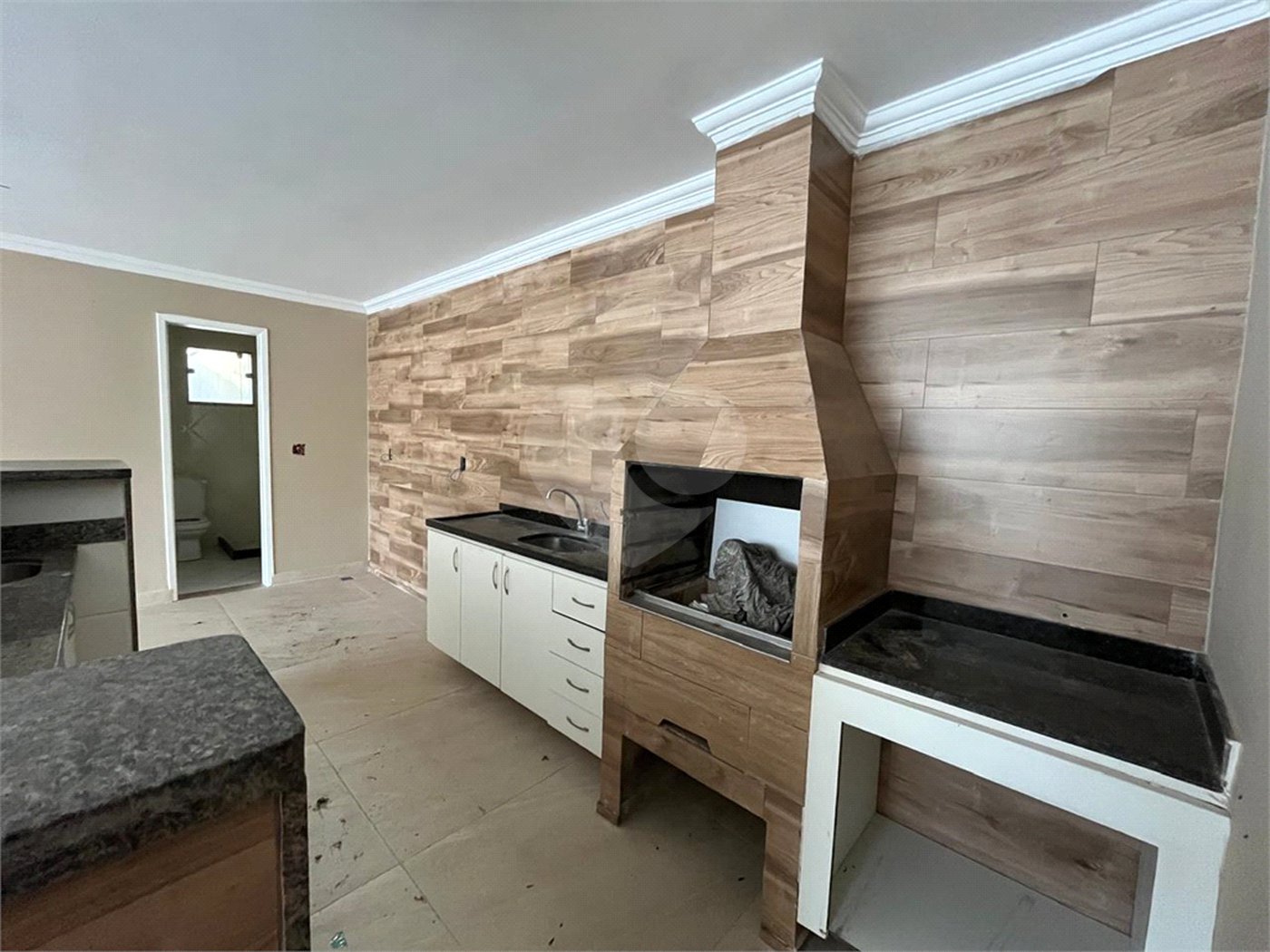 Casa à venda com 4 quartos, sendo 2 suítes, no condomínio Pedra Mar, Rio de Janeiro - RJ