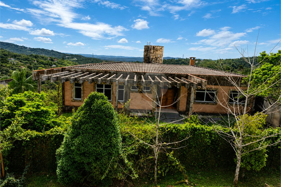 Casa à venda com 3 quartos, sendo 1 suíte, no condomínio Alpes da Cantareira, Mairiporã - SP