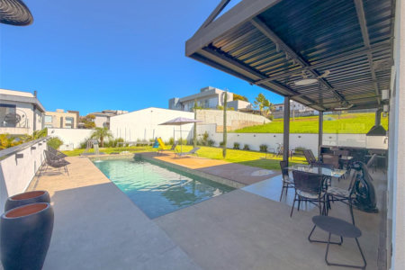 Casa à venda com 3 suítes no condomínio Figueira Garden, Atibaia - SP