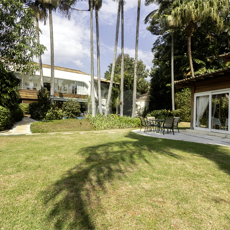 Casa à venda com 4 quartos, sendo 3 suítes, em Cidade Jardim, São Paulo, SP