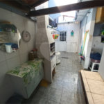 Casa Térrea com 3 dormitórios, sendo 1 suíte.
