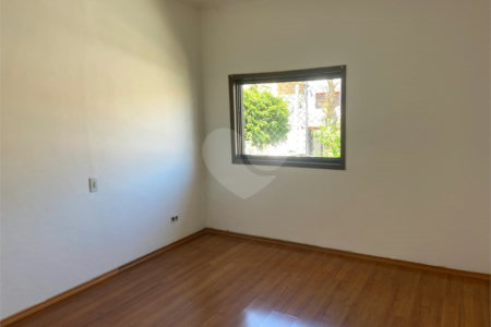 Sobrado à venda com 3 quartos, sendo 1 suíte,  em Parque Maria Domitila, São Paulo, SP