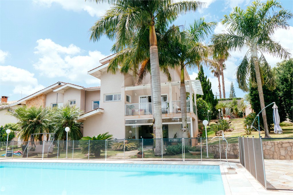 Casa à venda com 5 quartos, sendo 4 suítes, no condomínio Flamboyant, Atibaia - SP