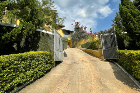 Casa à venda com 9 quartos, sendo 4 suítes, em Condomínio Flamboyant-b, Atibaia, SP