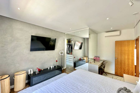 Casa à venda com 4 quartos, sendo 3 suítes, no condomínio Vilarejo, Carapicuíba - SP