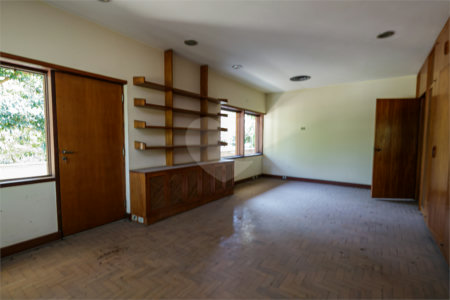 Casa à venda com 5 quartos, sendo 3 suítes, no condomínio Chácara Flora, São Paulo - SP