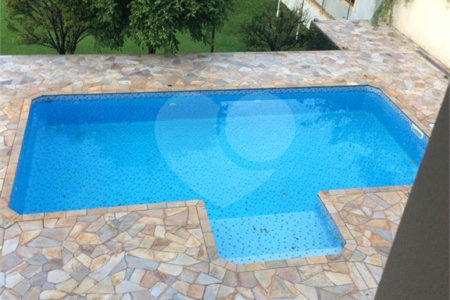Casa à venda com 4 quartos, sendo 2 suítes, no condomínio Flamboyant, Atibaia - SP