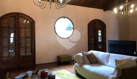 Casa à venda com 5 quartos, sendo 3 suítes, no condomínio Alpes da Cantareira, Mairiporã - SP