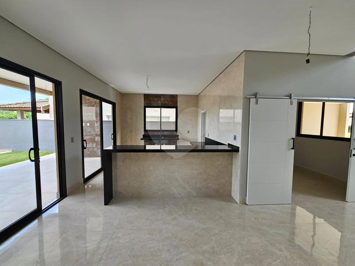 Casa à venda com 3 quartos, sendo 4 suítes, no condomínio Reserva dos Vinhedos, Louveira - SP