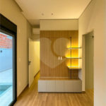 Indaiatuba - Condominio Sapezal - R$ 2.400.000,00 - Área Total 360,00 m² - Área Construída 213,32 m² - TÉRREA - 03 suítes sendo a master com closet; - Escritório; Lavabo; Cozinha com cooktop e planejados; Gourmet com churrasqueira; Ambientes preparados para ar condicionado; Piscina com cascata,