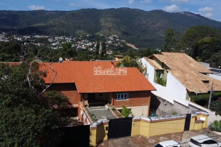 Casa à venda com 4 suítes em Vila Petrópolis, Atibaia, SP