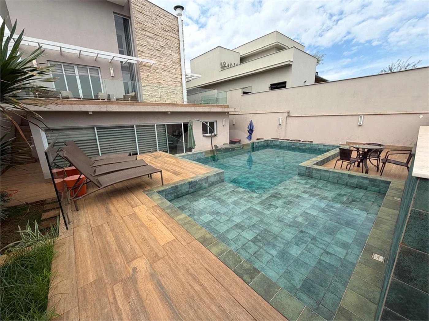 Casa de alto padrão em condomínio exclusivo com 4 suítes