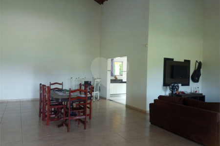 Casa à venda com 4 quartos, sendo 1 suíte,  no condomínio Village da Serra, Araçoiaba da Serra - SP