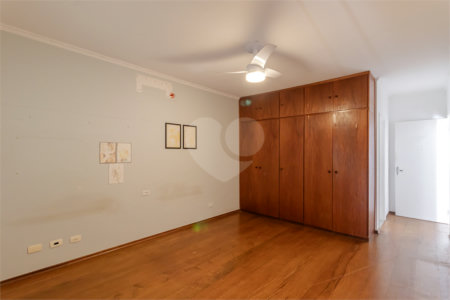 Casa Térrea à venda com 4 quartos, sendo 2 suítes, em Bosque da Saúde, São Paulo, SP