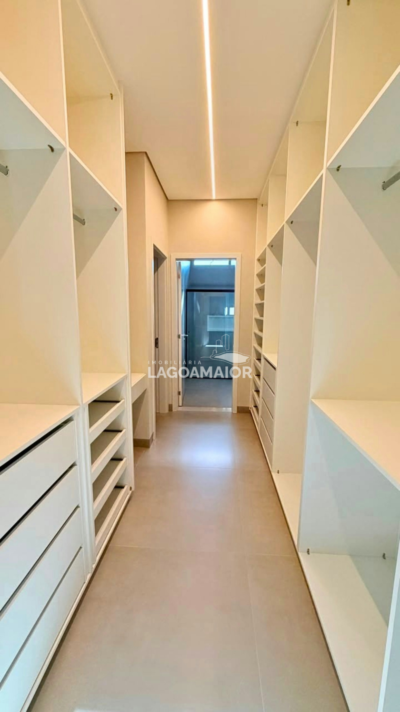 Casa à venda com 3 quartos, sendo 3 suítes, no condomínio Villa Dumont, Três Lagoas - MS