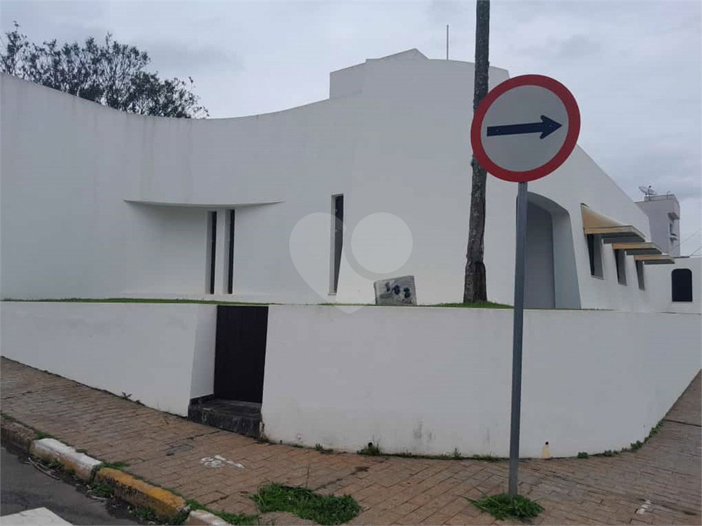 Linda casa para venda / Locação em bairro nobre