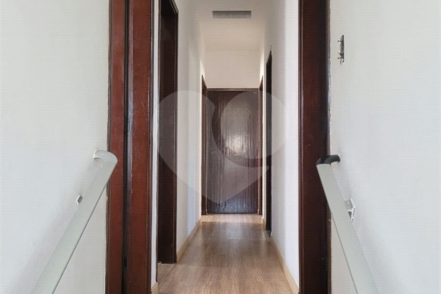 Sobrado com 14 metros de frente , na Região do Jardim Guapira , próximo ao Clube Guapira com 5 dormitórios, sendo 3 suíte com armários embutidos ,banheiro social, Sala para 2 ambientes, escritório com banheiro .cozinha ampla com armários, área de serviço ,dispensa, quintal com banheiro externo c