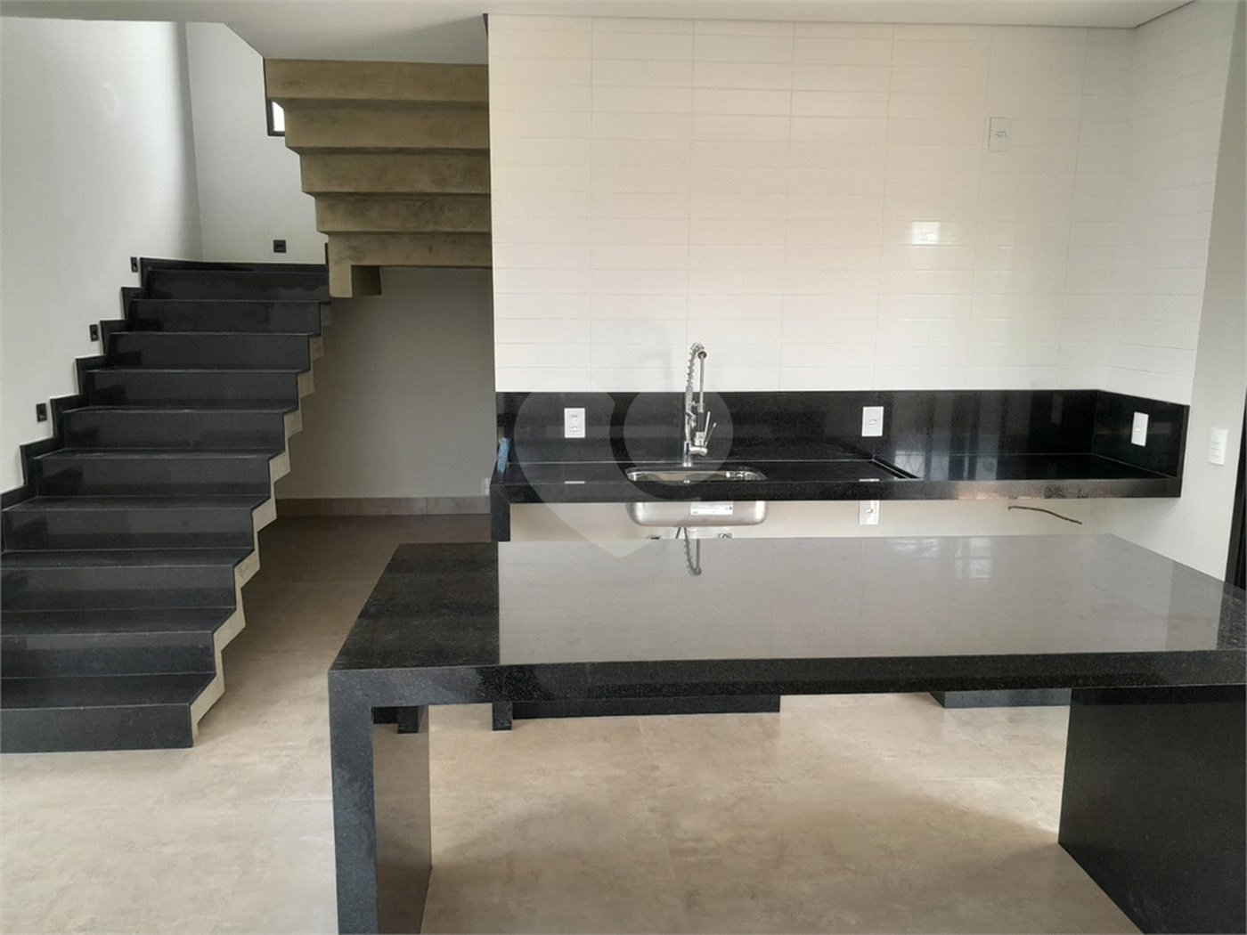 Casa à venda com 3 suítes no condomínio Terras do Caribe, Valinhos - SP