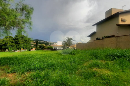 Lindo terreno de 450m², localizado no Condomínio Vilaggio Caprirccio