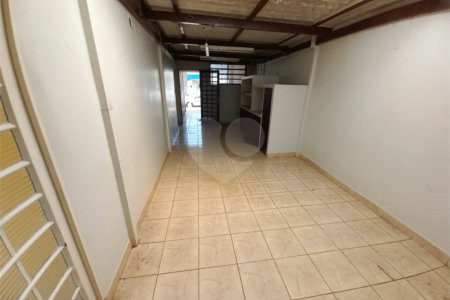 Casa Térrea com 3 dormitórios, sendo 1 suíte.