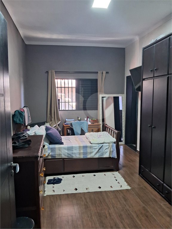 Sobrado à venda com 10 quartos, sendo 1 suíte, em Parque Ramos Freitas, São Paulo, SP