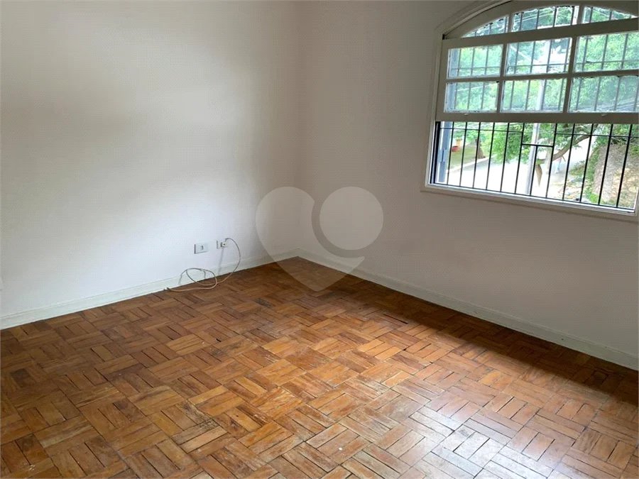Casa espaçosa com 3 quartos, suíte, quintal e 2 vagas na Vila Santa Catarina