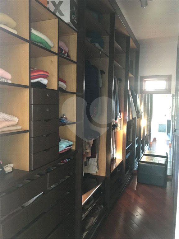 Casa à venda com 4 quartos, sendo 3 suítes, no condomínio Alpes da Cantareira, Mairiporã - SP
