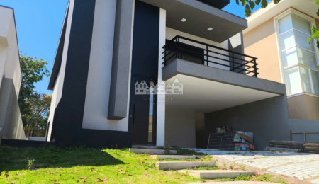 Casa à venda com 5 quartos, sendo 3 suítes,  no condomínio Figueira Garden, Atibaia - SP