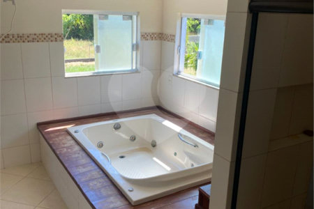 Casa à venda com 4 quartos, sendo 2 suítes, em Ubatiba, Maricá, RJ
