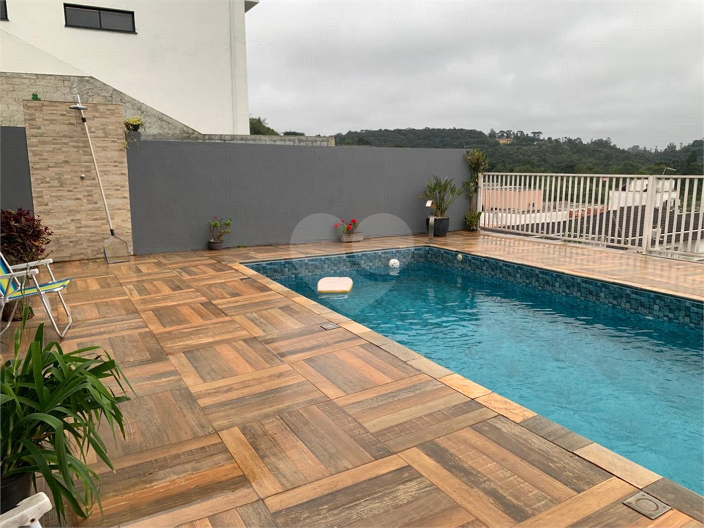 Casa à venda com 3 quartos, sendo 1 suíte, no condomínio Residencial Ponderosa, São Roque - SP