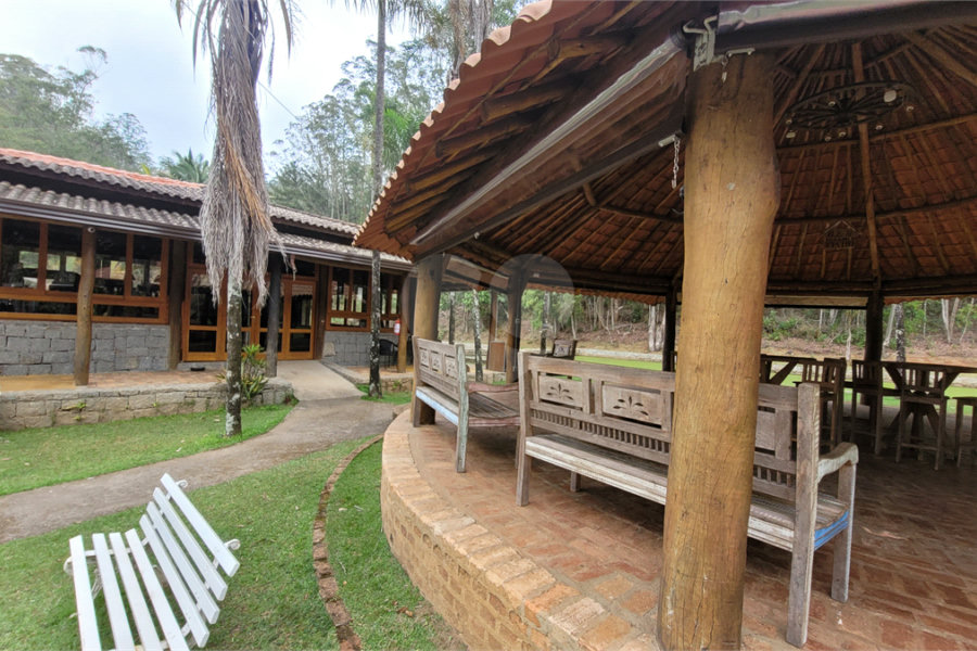 Casa à venda com 4 quartos, sendo 1 suíte, no condomínio Parque Suiça, Caieiras - SP
