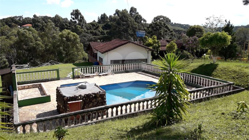 Chácara à venda com 8 quartos, sendo 3 suítes, no Centro, Toledo, MG
