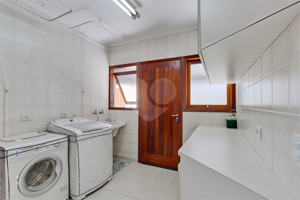 Casa à venda com 3 quartos, sendo 2 suítes, no condomínio Granja do Morumbi, São Paulo - SP