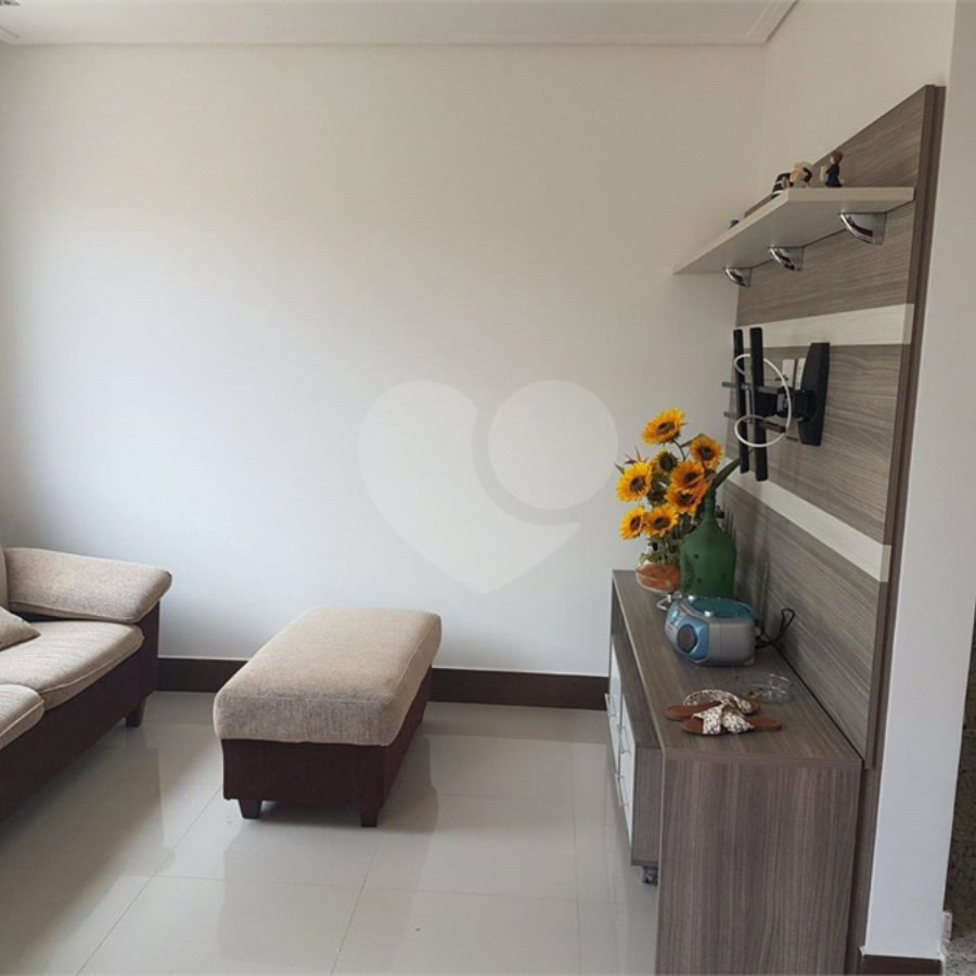 Casa à venda com 3 quartos, sendo 1 suíte, no condomínio Villa das Flores, Mogi das Cruzes - SP